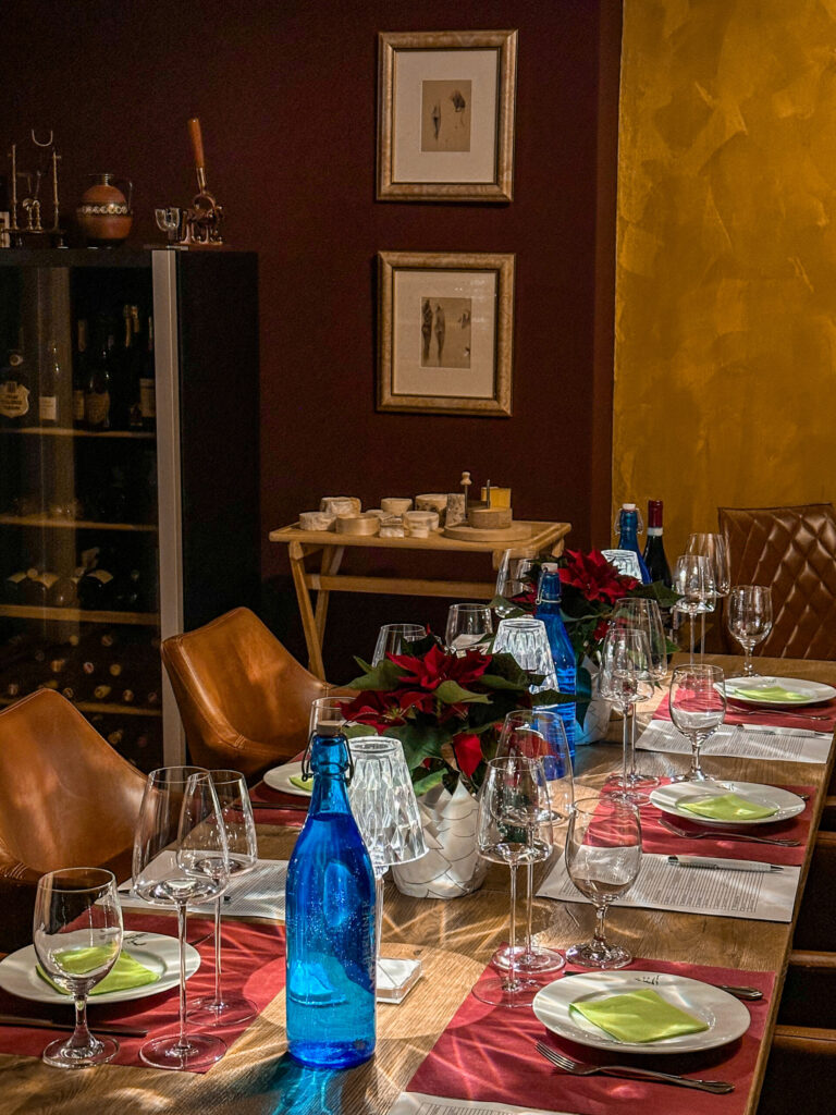 Seminarraum der Weinschule Berlin mit gedeckten Tischen