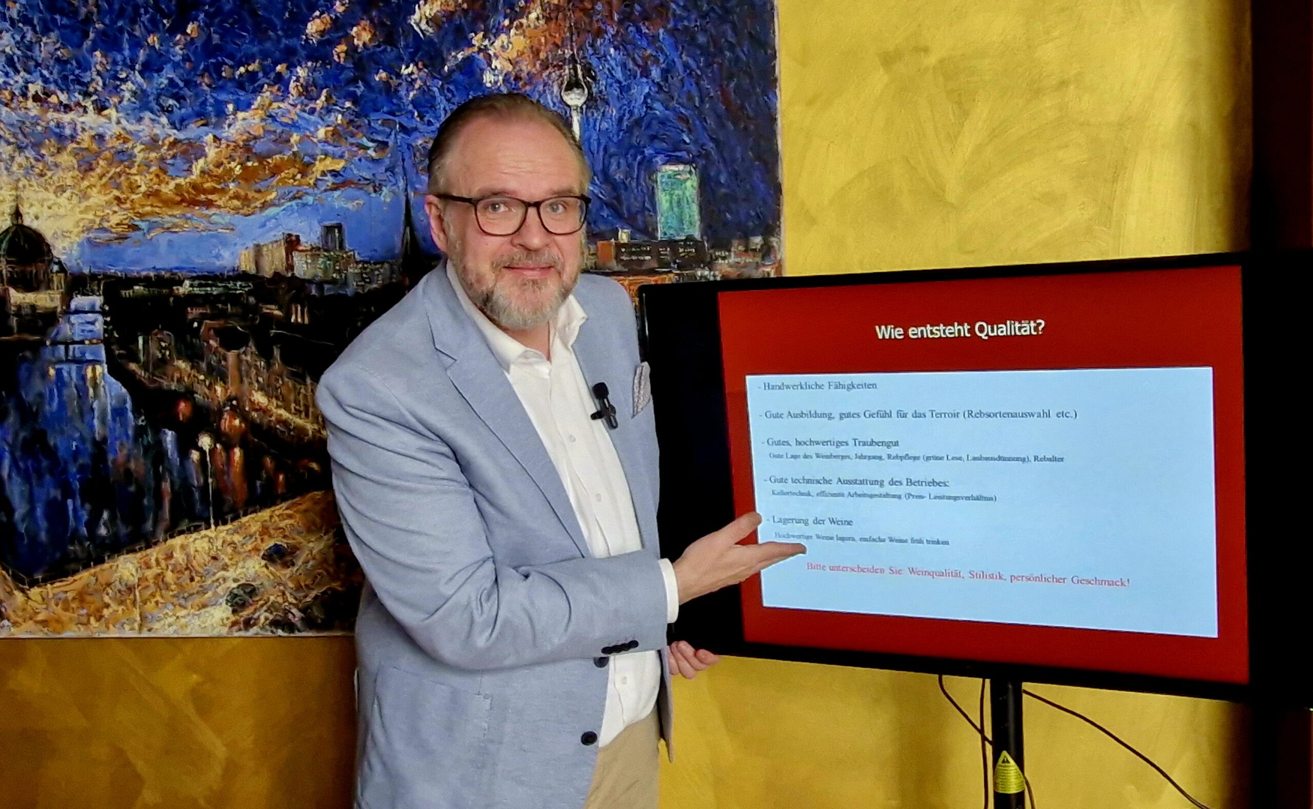 Bernhard Moser präsentiert Inhalte auf Bildschirm