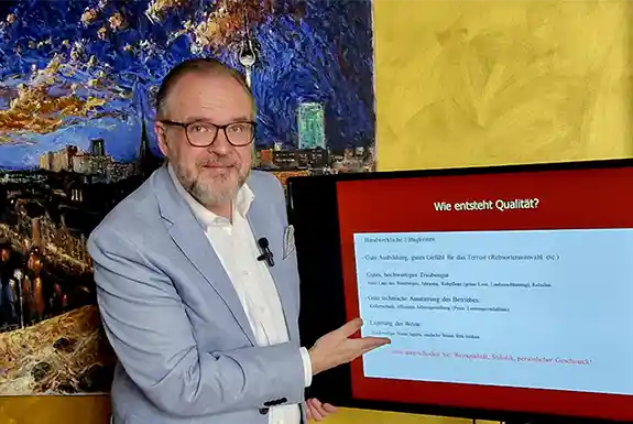 Bernhard Moser präsentiert Inhalte auf Bildschirm
