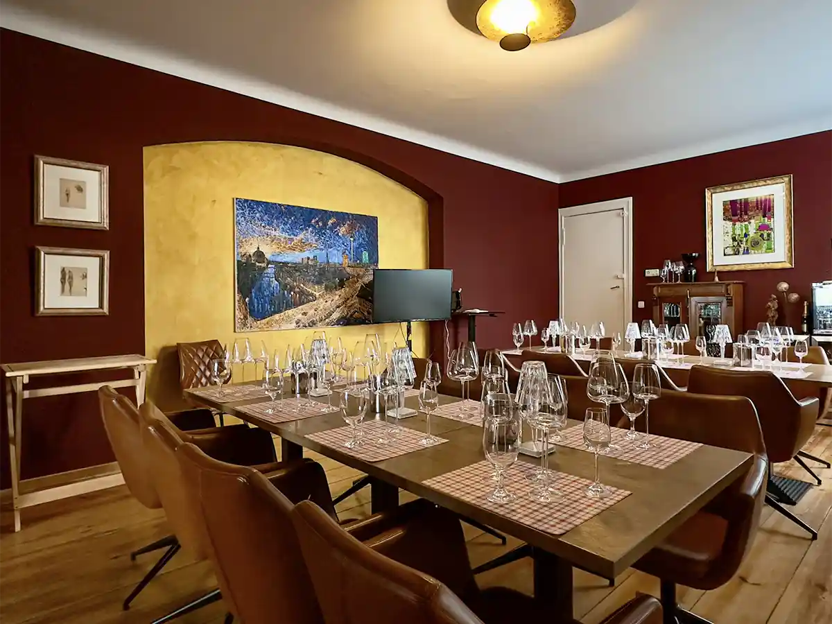 Seminarraum der Weinschule Berlin mit gedeckten Tischen